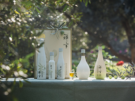 祥宇特級(jí)初榨橄欖油，純手工采摘、精選優(yōu)質(zhì)油橄欖鮮果，用意大利貝亞雷斯全自動(dòng)設(shè)備物理冷榨工藝，在鮮果采摘后8小時(shí)內(nèi)限時(shí)鮮榨而成。