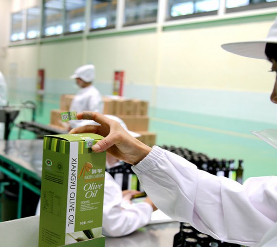 公司國(guó)通“訂單農(nóng)業(yè)”模式，獨(dú)創(chuàng)8小時(shí)限時(shí)鮮榨，從手工采摘、按質(zhì)收購(gòu)、便捷運(yùn)輸、純物理冷榨、充氮低恒溫儲(chǔ)存、灌裝等全程管理，并通過(guò)嚴(yán)格的品質(zhì)控..